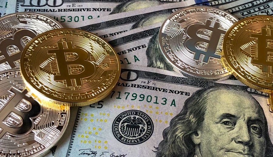 Investing In Gold vs Cryptocurrency Investing In Gold vs Cryptocurrency