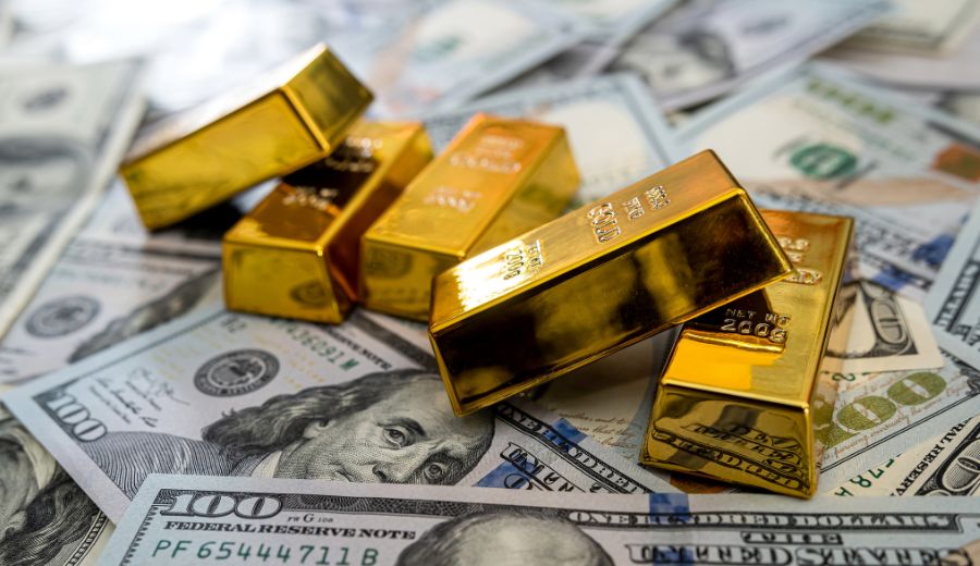 Investing In Gold vs Cryptocurrency Investing In Gold vs Cryptocurrency